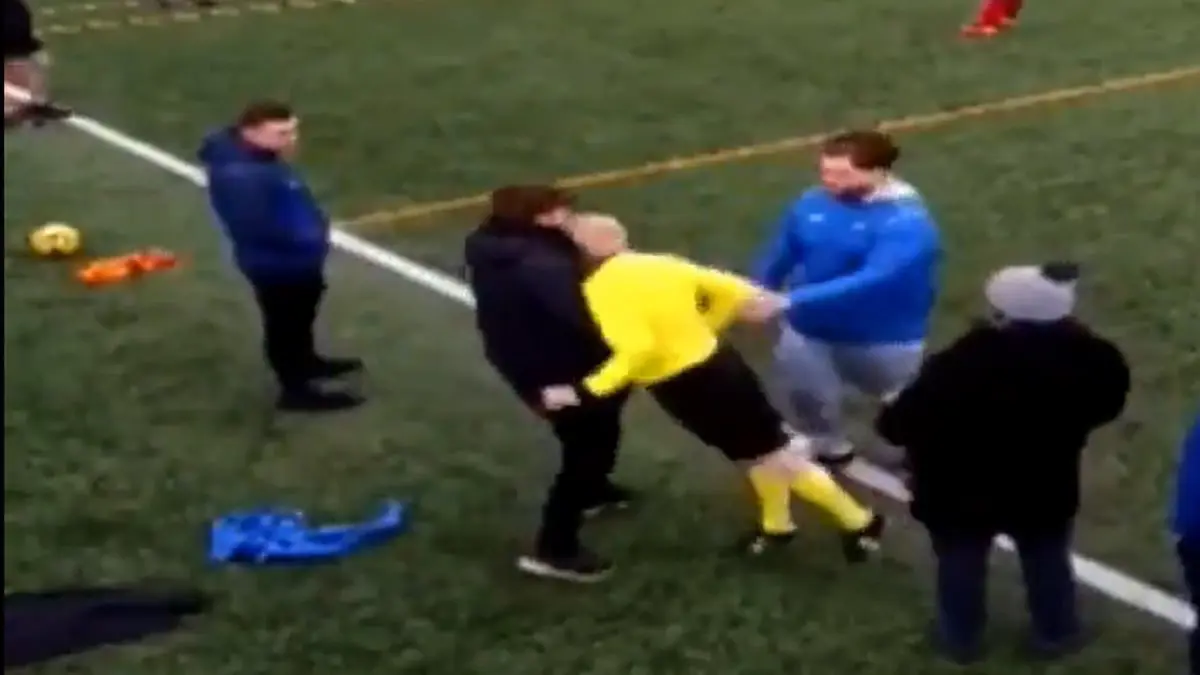 على طريقة زيدان.. حكم ينطح مشجعا ثم يلغي المباراة في اسكتلندا (فيديو)