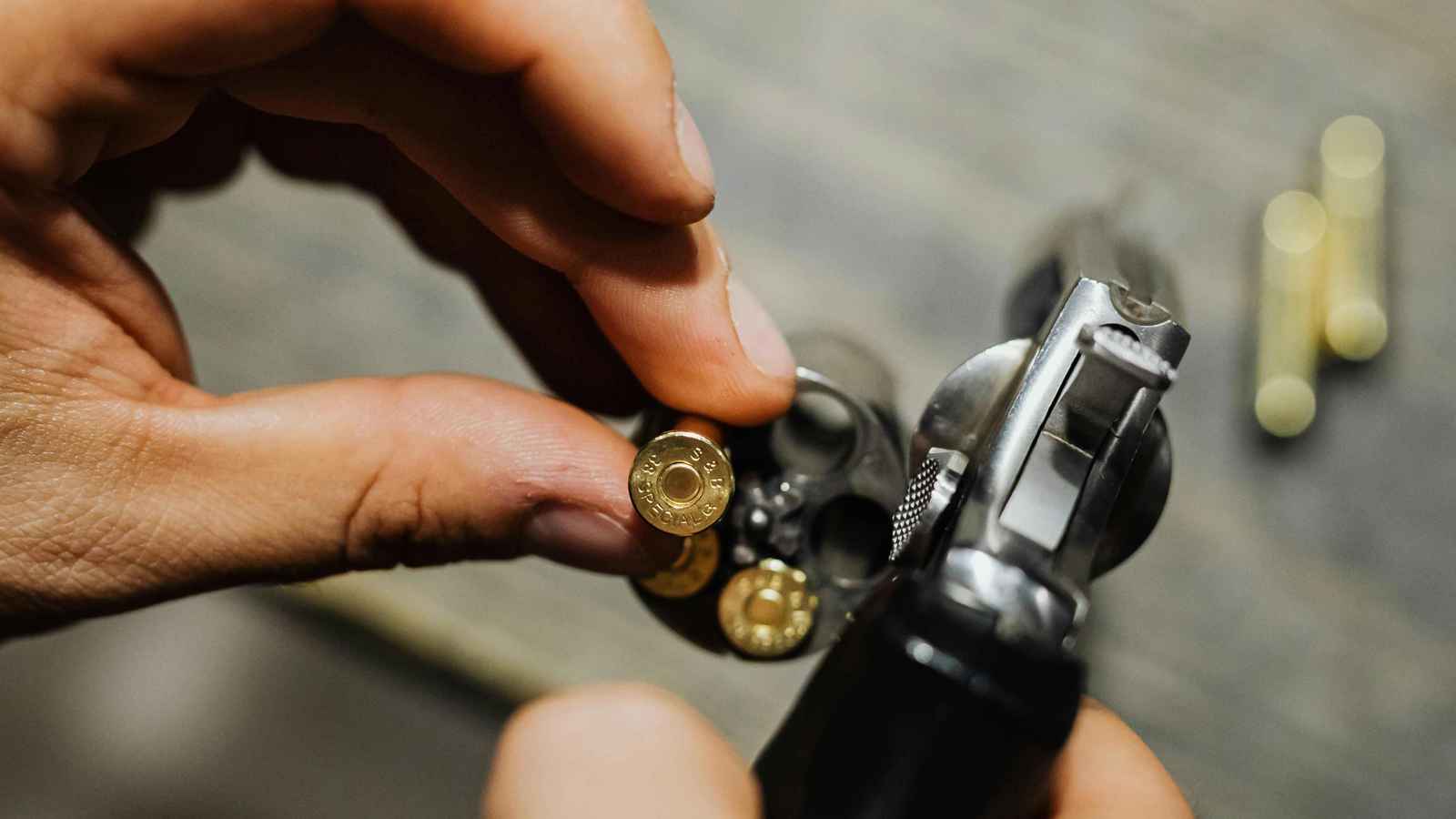 مقتل شابة على يد طليقها أمام المارة في إسطنبول (فيديو)