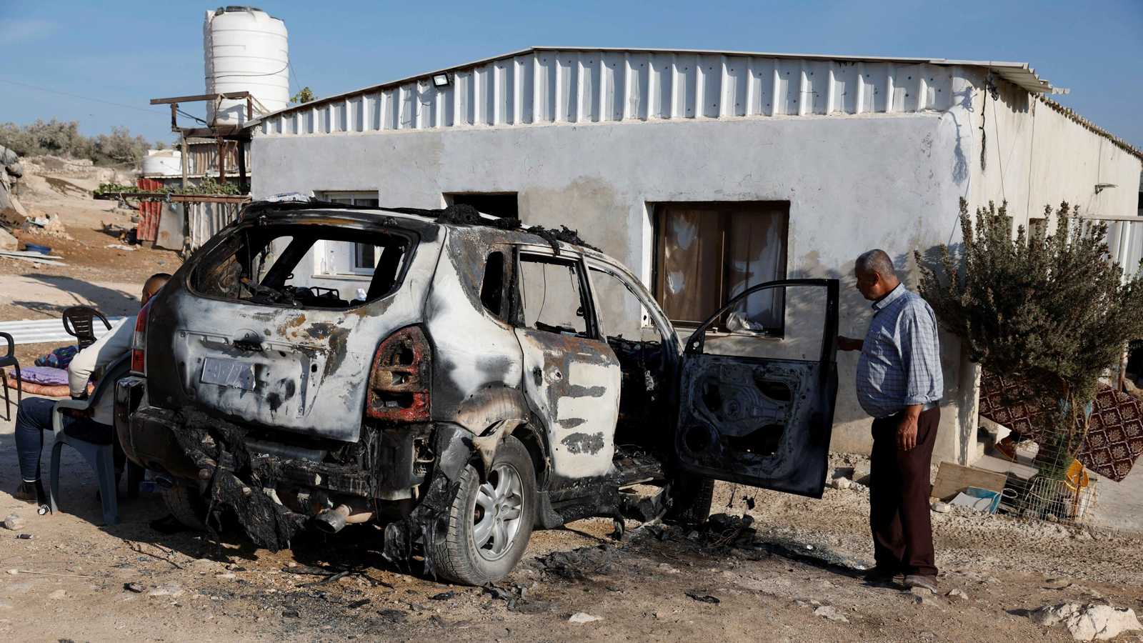 متطرفون إسرائيليون يهاجمون ممتلكات فلسطينيين في الضفة الغربية (فيديو)