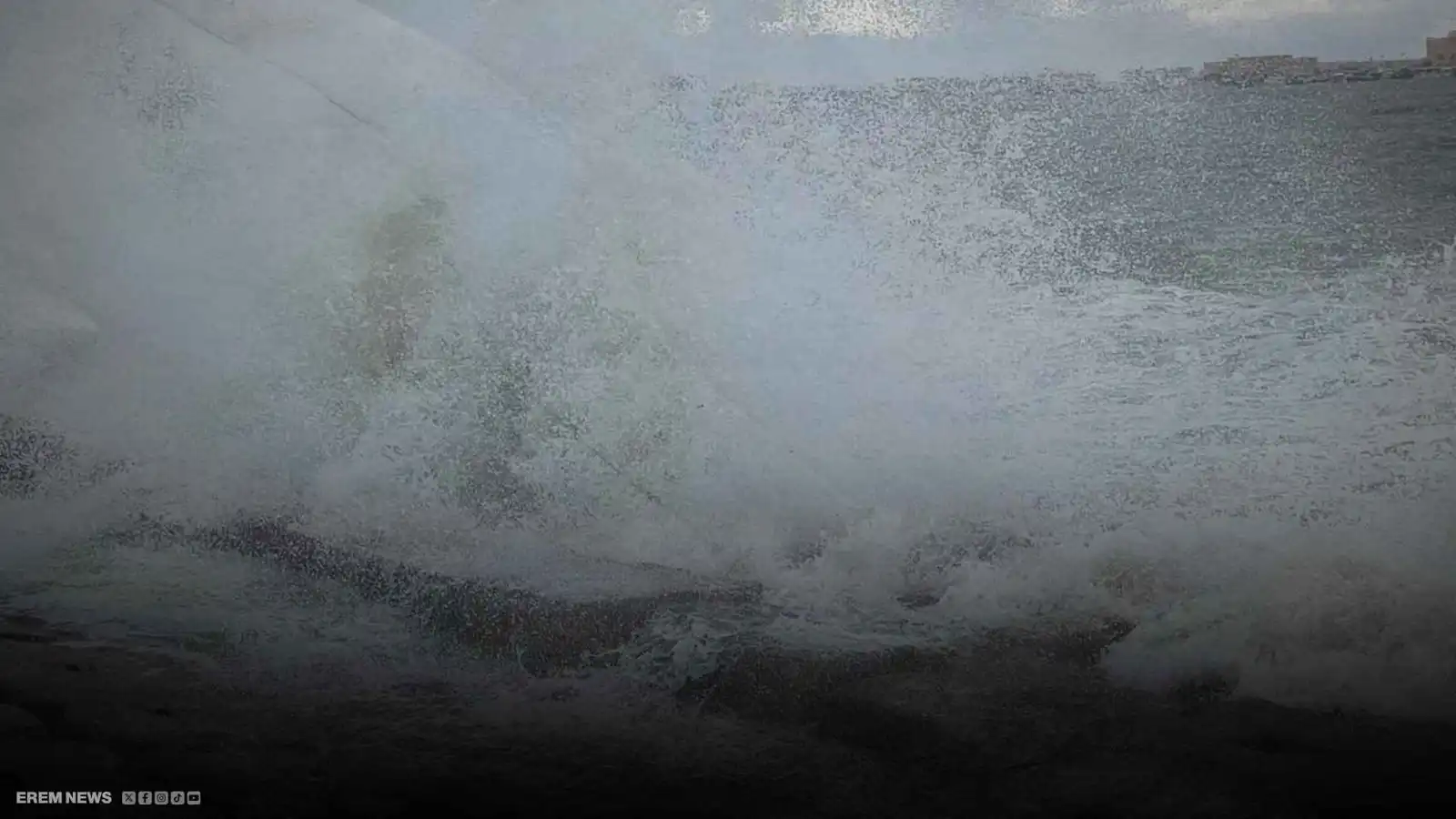 رعب في الجزائر.. أمواج بارتفاع 5 أمتار تزحف على المدن (فيديو إرم)