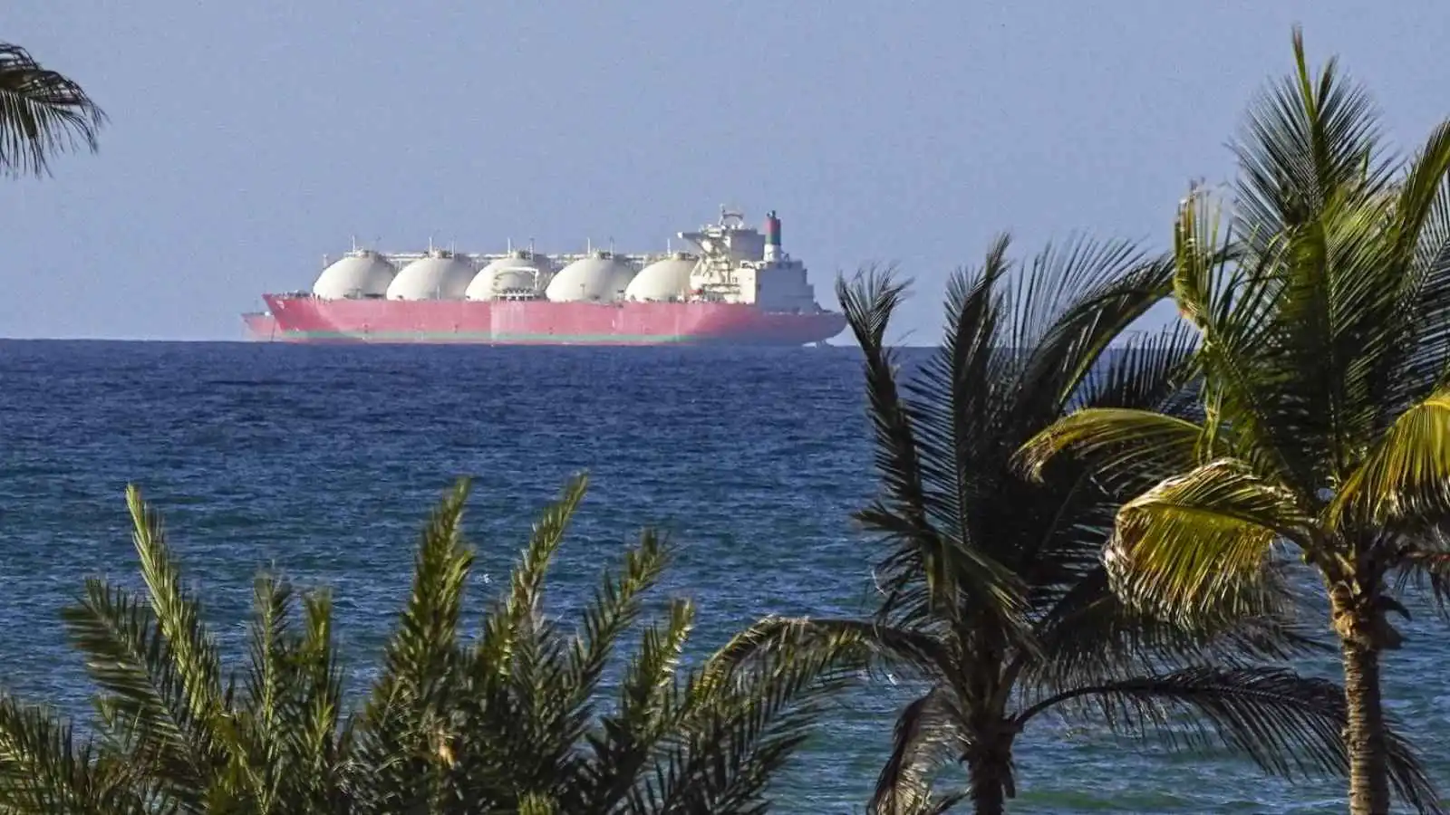 قبضة إيران تتراخى.. طهران قد تسمح للسفن بالعبور من جهة عُمان