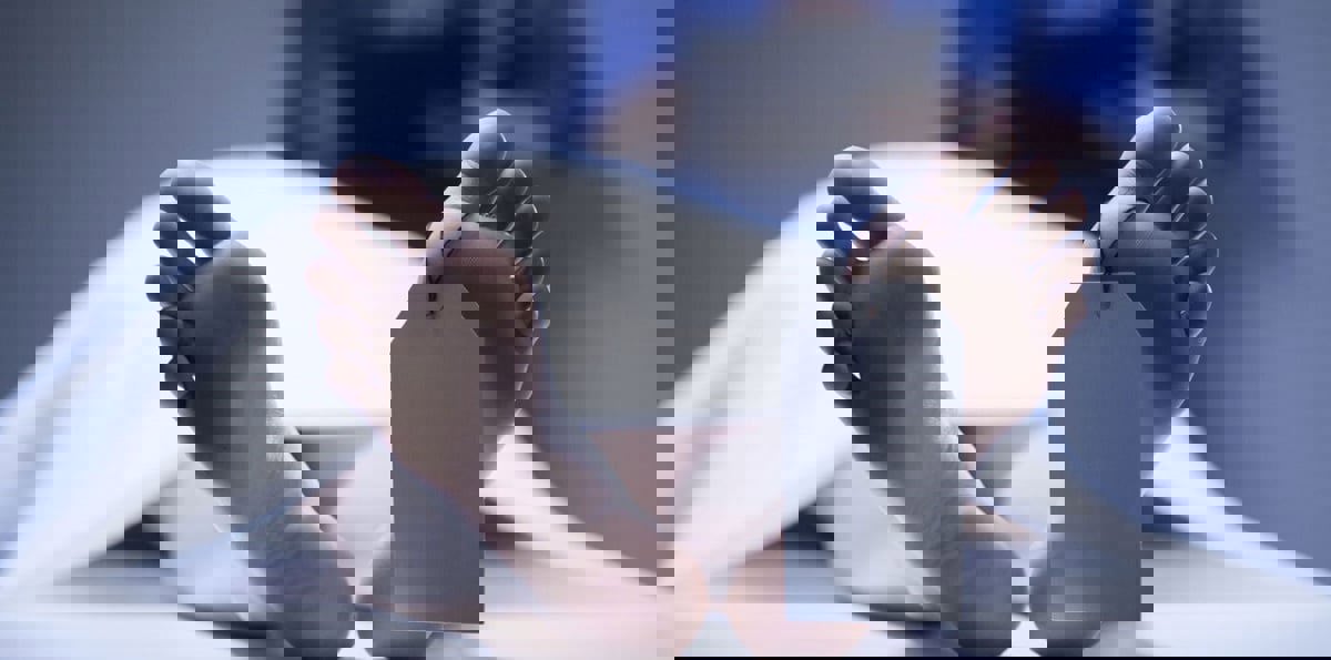 خوفًا من عقاب زوجها.. مصرية تلقي بنفسها من الطابق الرابع