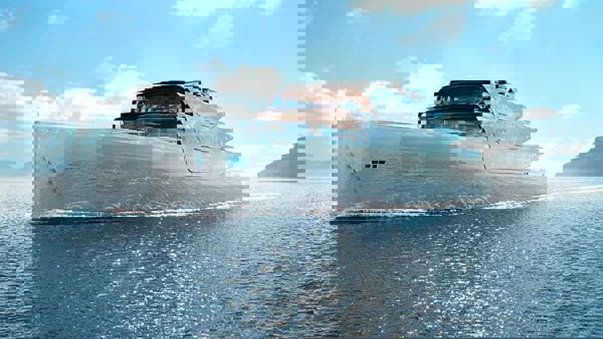 للسفر في الخفاء.. تصميم يخت فاخر مغطى بالكامل بالمرايا (صور)

