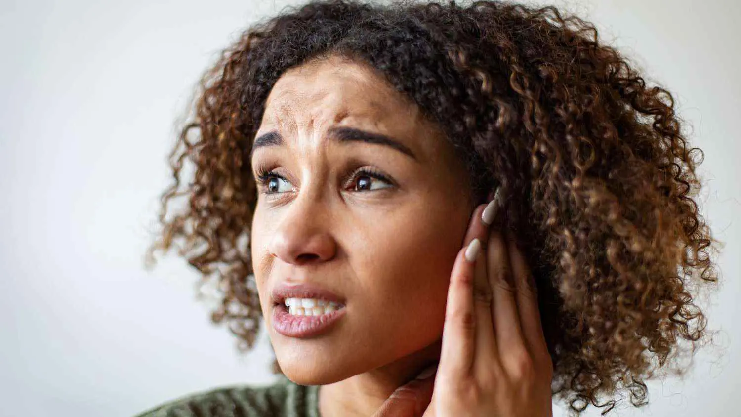 جدل ودهشة.. قُبلة قوية على أذن امرأة تُفقدها سمعها