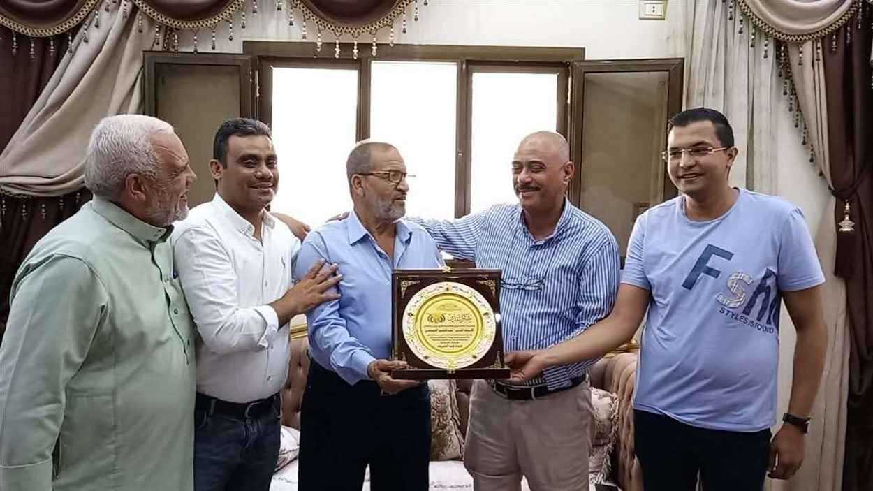 موقف مؤثر ليمني يعثر على معلمه المصري بعد 35 عاما (صور)