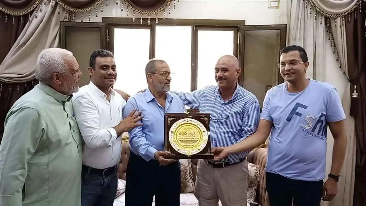 موقف مؤثر ليمني يعثر على معلمه المصري بعد 35 عاما (صور)