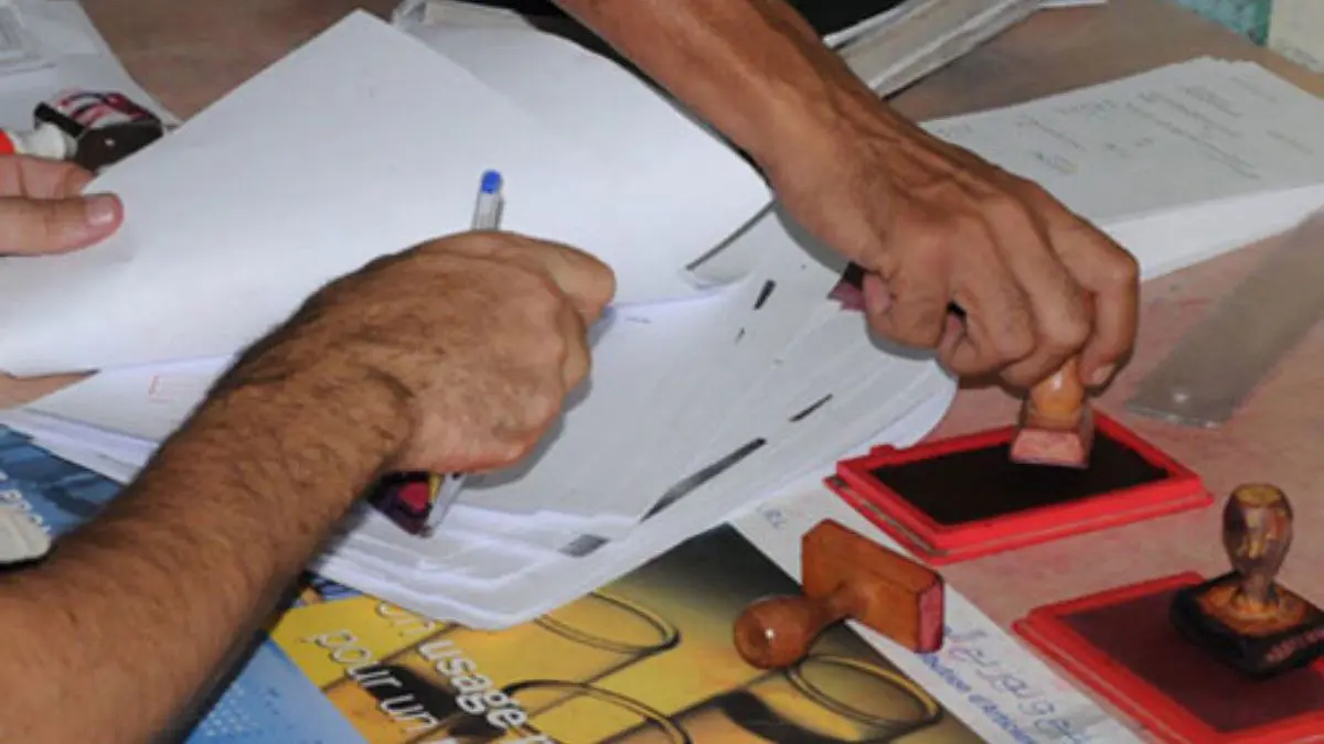 الإمارات تسلم الكويت المصري المتهم بتزوير الشهادات بعد فراره