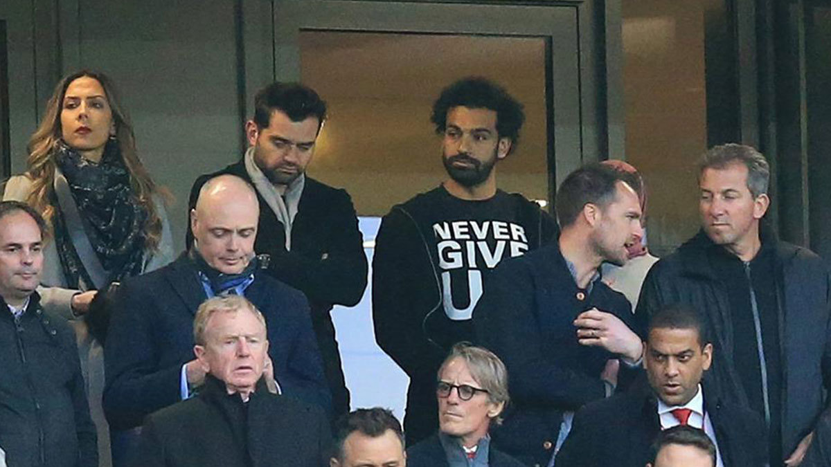 محمد صلاح وزوجته يشاهدان مباراة ليفربول وبرشلونة من مدرجات "أنفيلد" (فيديو)