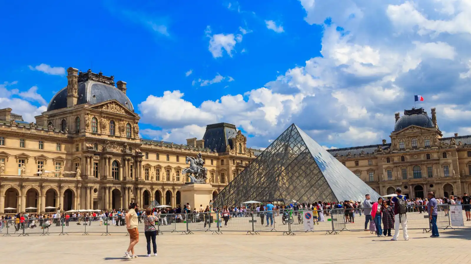 المشتبه فيه الرئيسي بسرقة اللوفر "نجم على تيك توك" (فيديو)