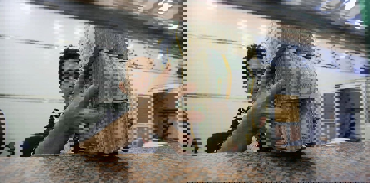 بعد توقف دام 16 شهرًا.. استئناف العمل في فرع البنك المركزي اليمني بالمكلا