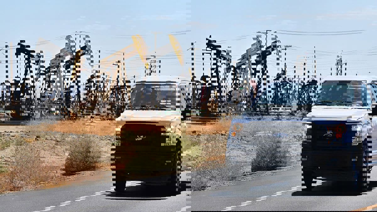 النفط يتراجع وسط مخاوف من زيادة المعروض الأمريكي وانخفاض الطلب الصيني