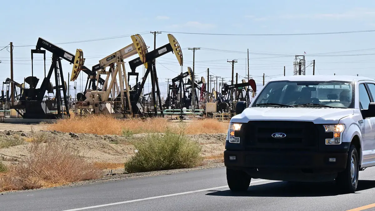 النفط يتراجع وسط مخاوف من زيادة المعروض الأمريكي وانخفاض الطلب الصيني