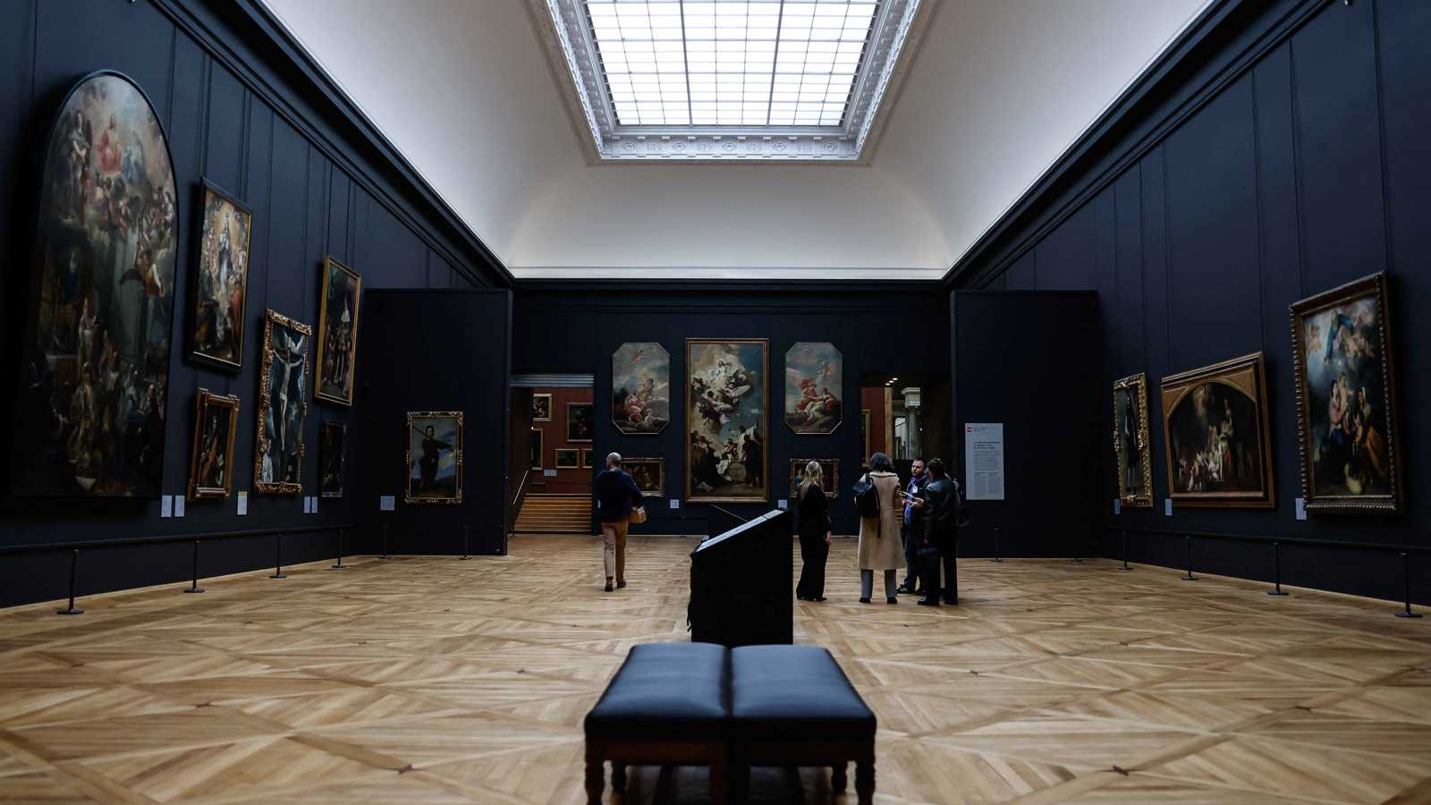 الطواقم وصلت حد الإنهاك.. إضراب عام وشيك في "اللوفر"