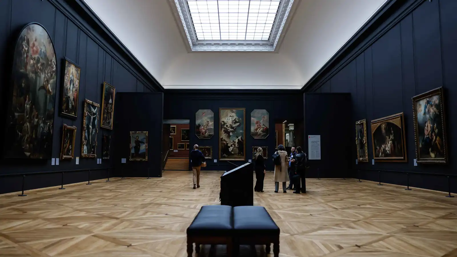 الطواقم وصلت حد الإنهاك.. إضراب عام وشيك في "اللوفر"