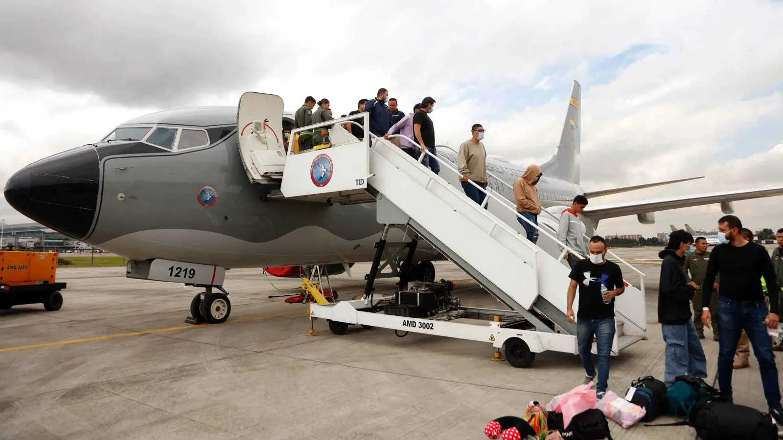 كولومبيا.. وصول أول طائرة تقل مرحلين من أمريكا