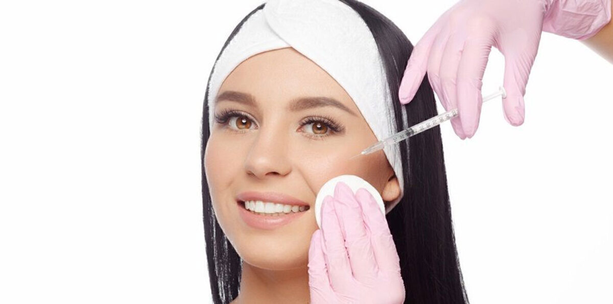 ضبط مضيفة طيران حاولت تهريب أدوات طبية تجميلية من السعودية لمصر