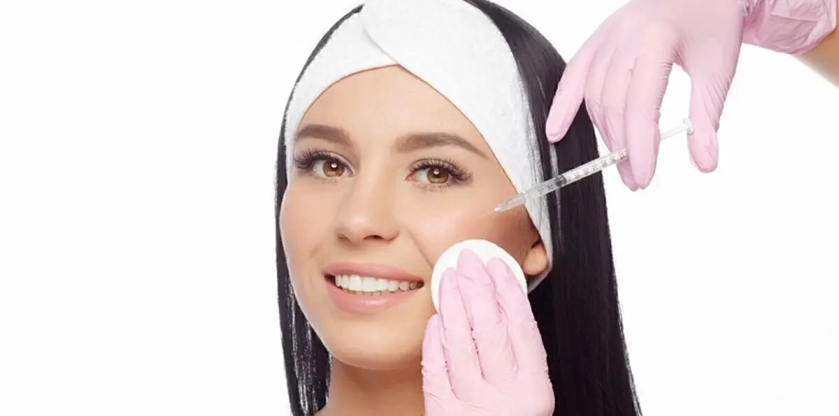 ضبط مضيفة طيران حاولت تهريب أدوات طبية تجميلية من السعودية لمصر