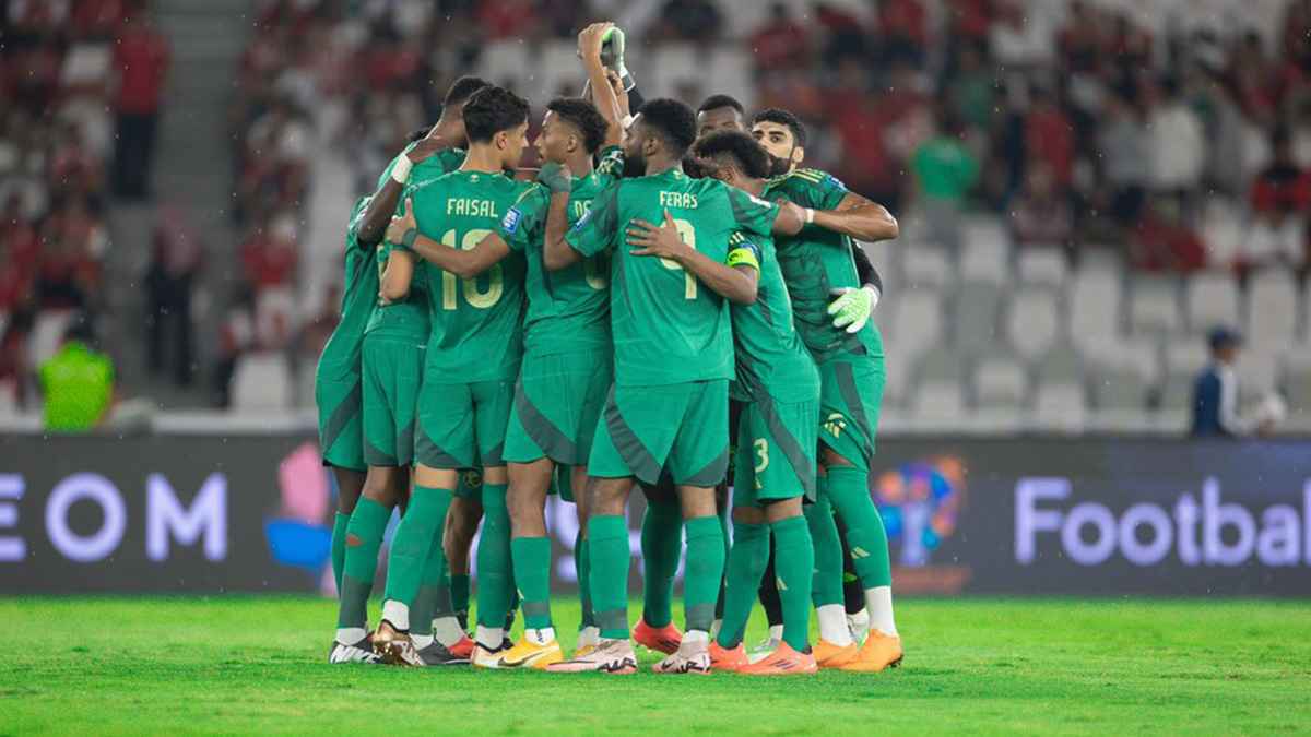 الكشف عن حكمي مباراتي المنتخب السعودي الحاسمتين في تصفيات كأس العالم