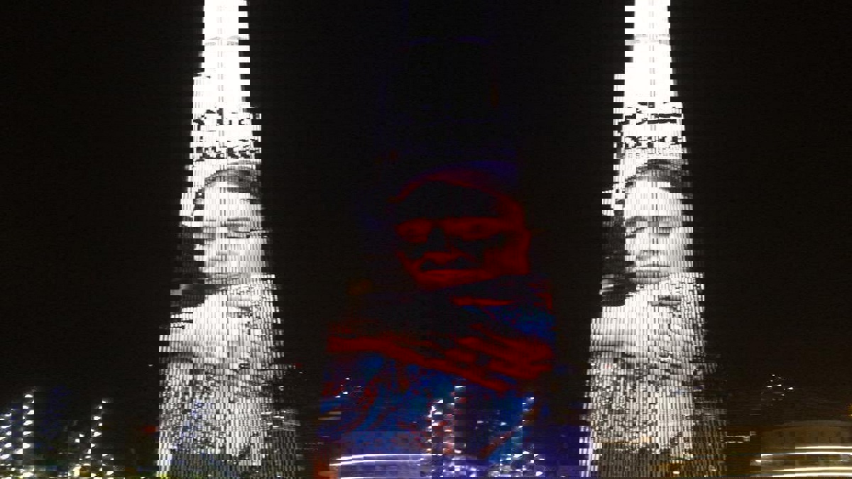 برج خليفة في دبي يضيء بصورة رئيسة وزراء نيوزيلندا مرتدية الحجاب 