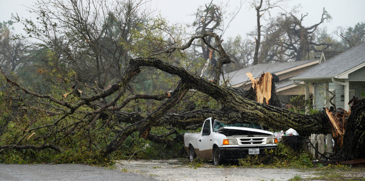 الإعصار هارفي يهدد تكساس بسيول كارثية