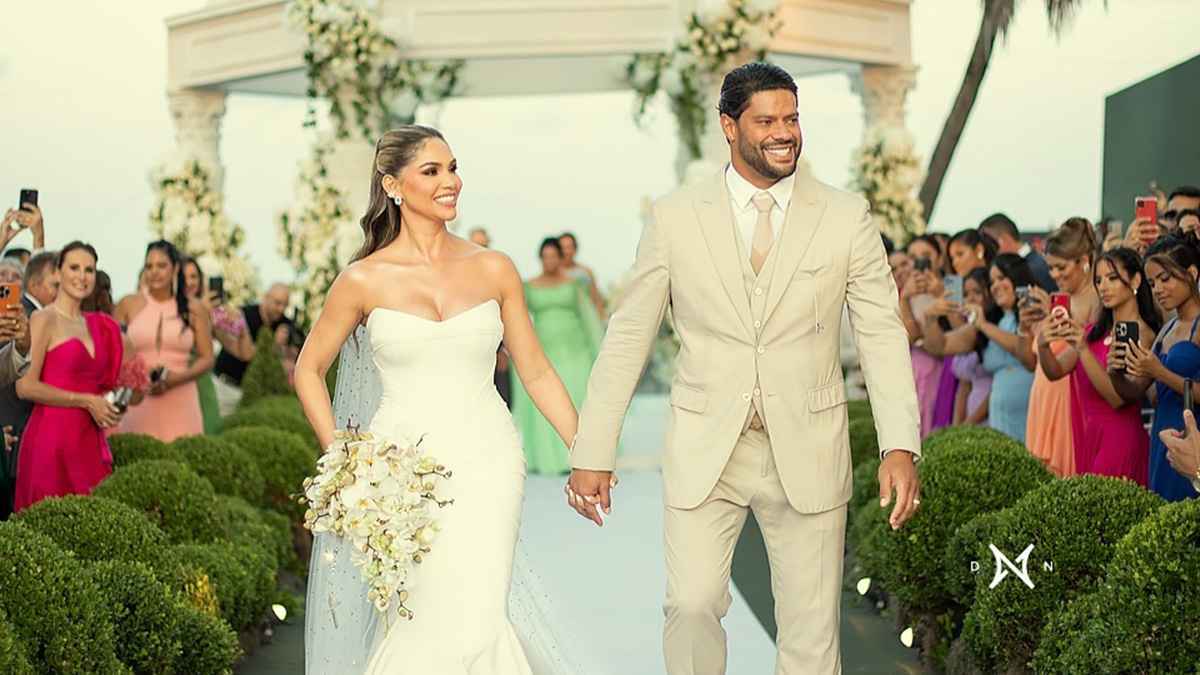 رغم اتهامهما بالخيانة.. أسطورة البرازيل يحتفل بزواجه الصادم (صور)