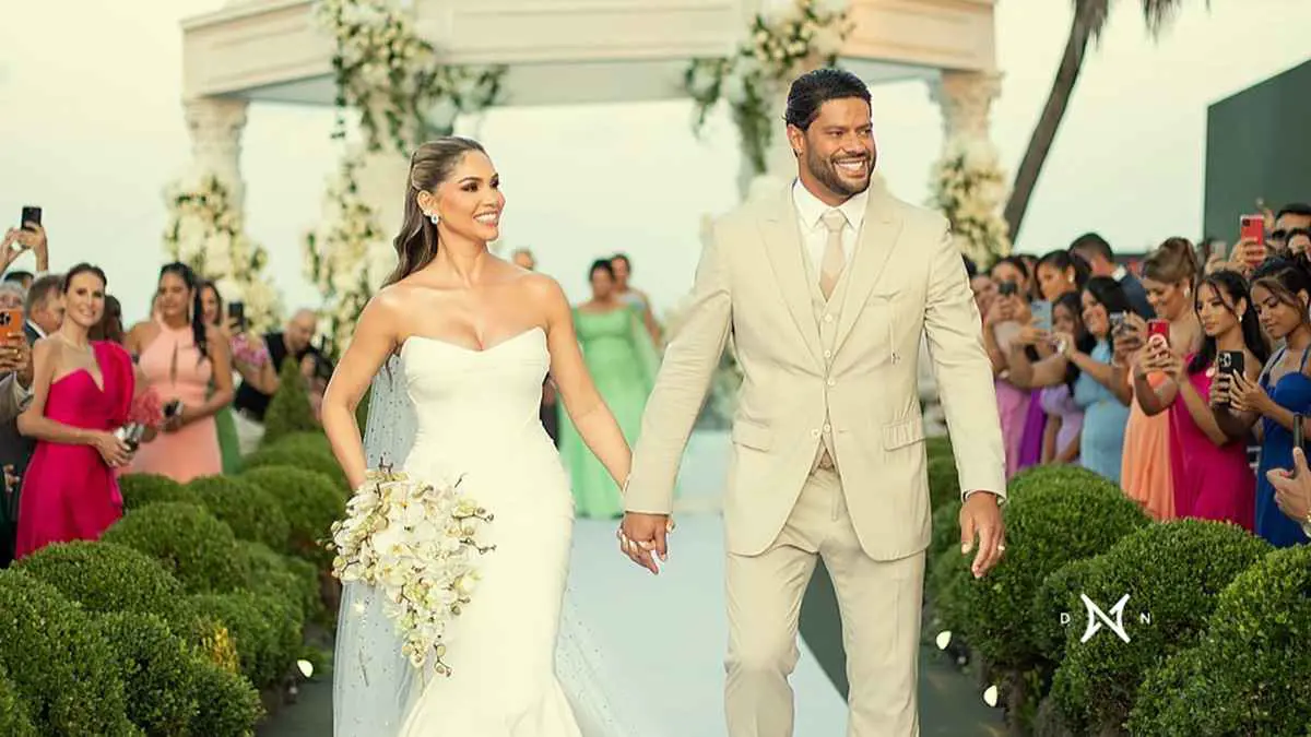 رغم اتهامهما بالخيانة.. أسطورة البرازيل يحتفل بزواجه الصادم (صور)