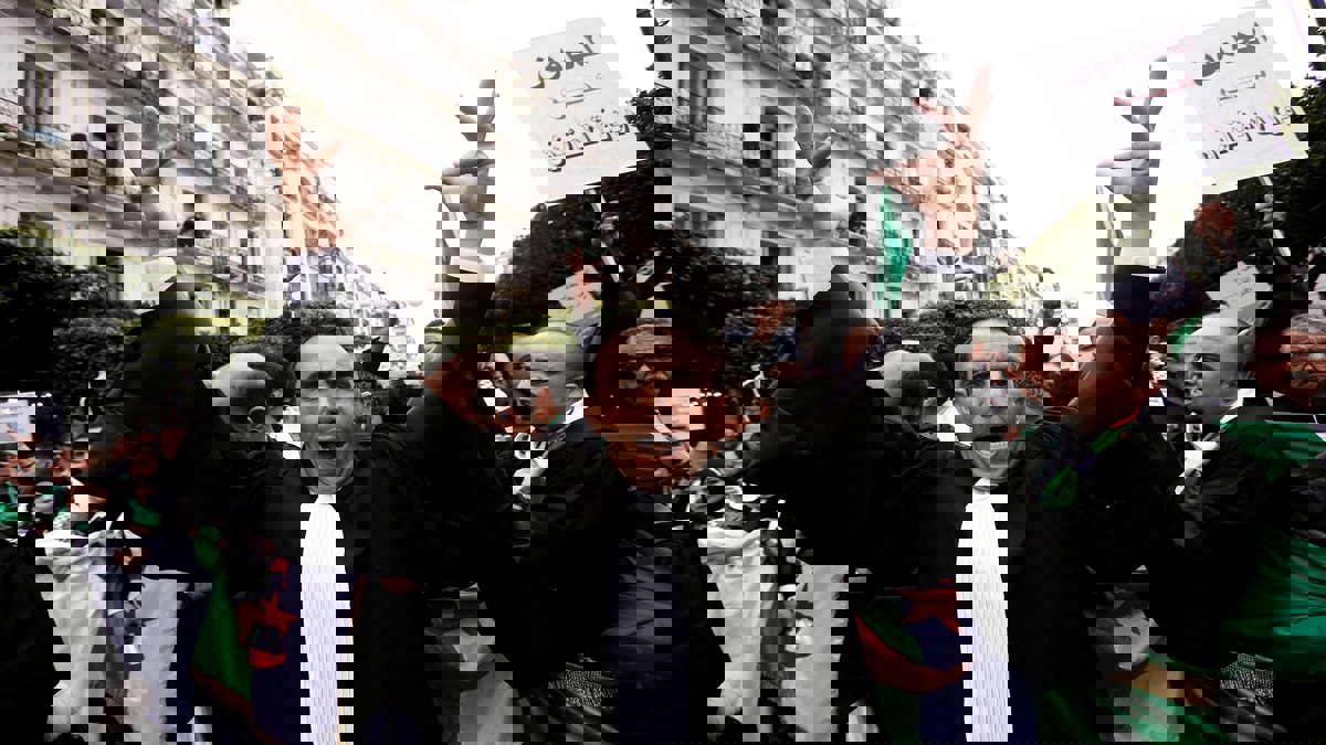 محامو الجزائر يطالبون الحكومة بسحب قانون المحروقات