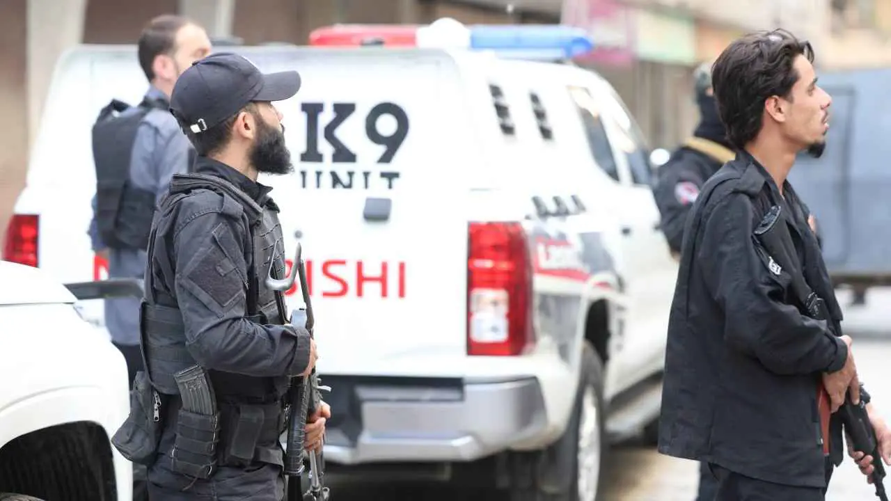 قذائف وقنابل.. تفاصيل الهجوم على الأمن السوري في جرمانا (فيديو)