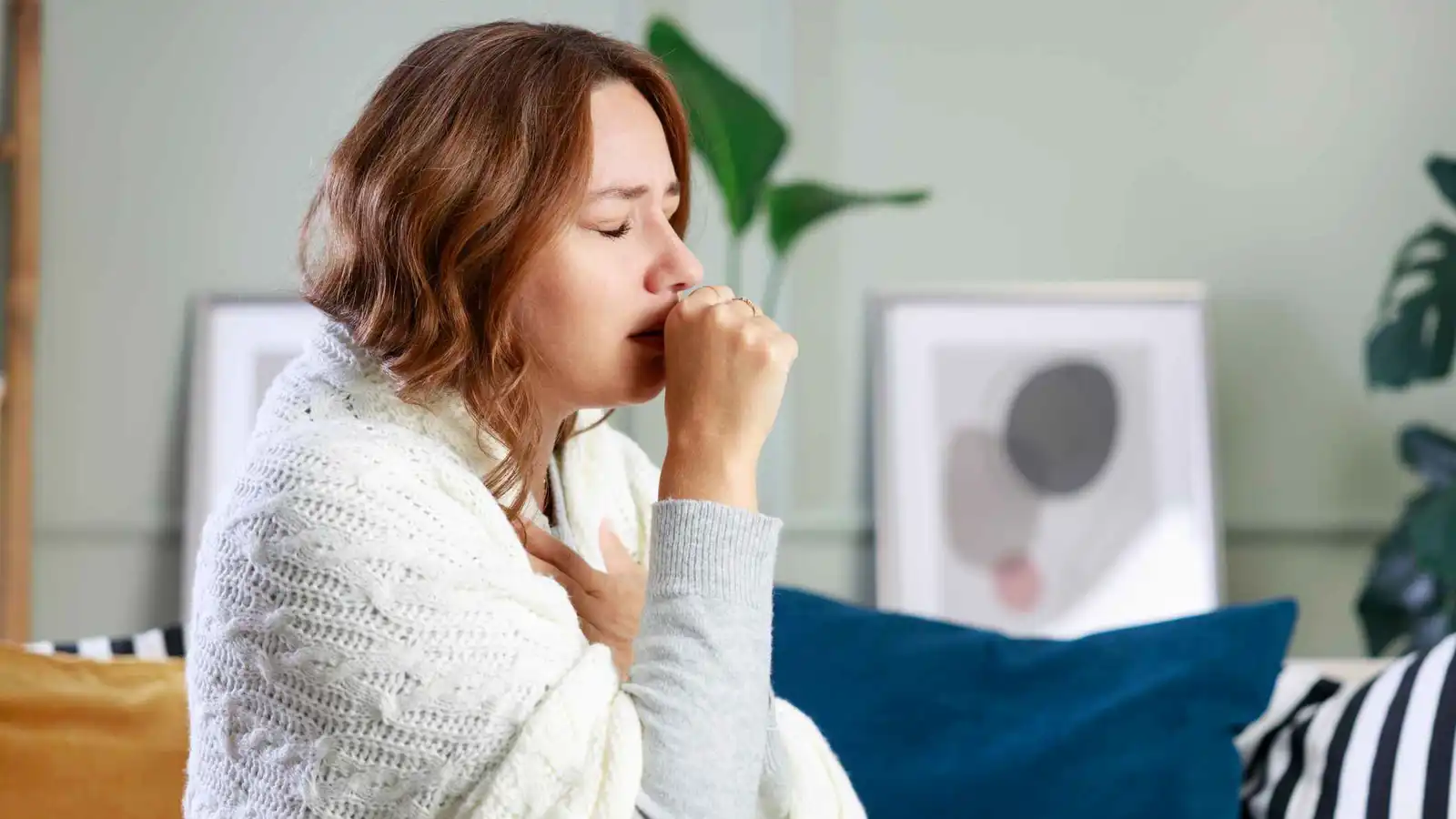 بعد شهر من السعال.. هذا ما وجده الأطباء في رئتي امرأة