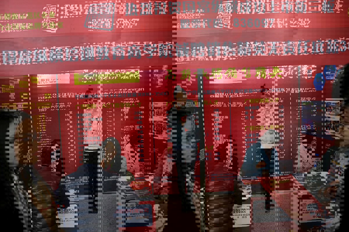 بطالة خريجي الجامعات في الصين تهدد الاقتصادين الصيني والأمريكي 
