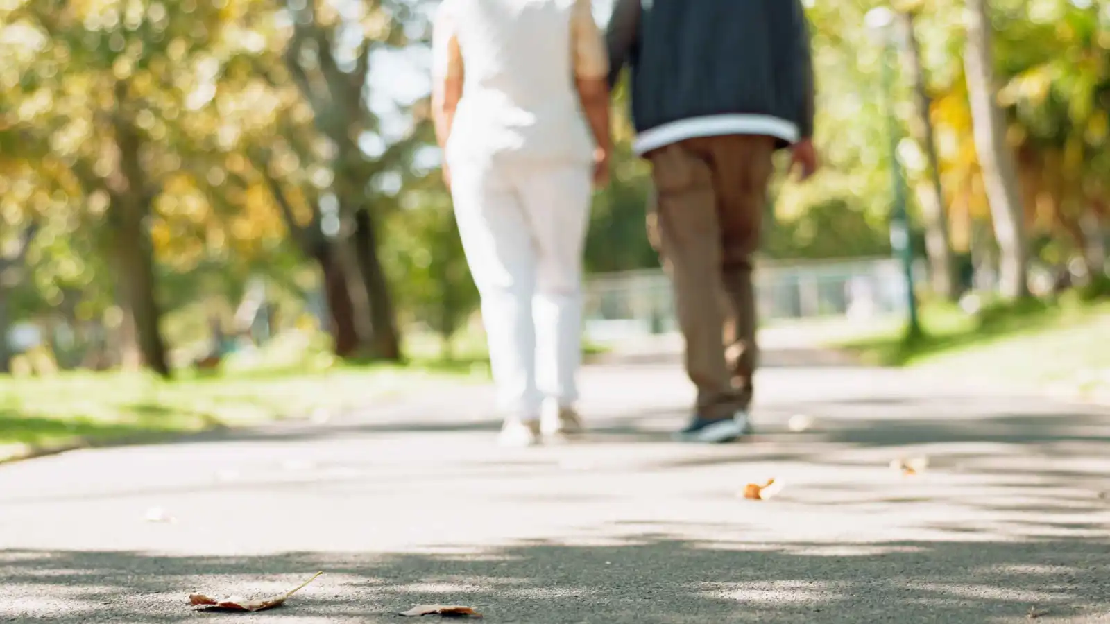 سلوك بسيط يكشف الكثير.. هل يمشي شريكك أمامك دائماً؟