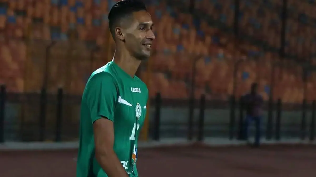 صحيفة مغربية: بدر بانون مدافع الرجاء زار الأهلي سرا ليوقع عقود انتقاله للفريق