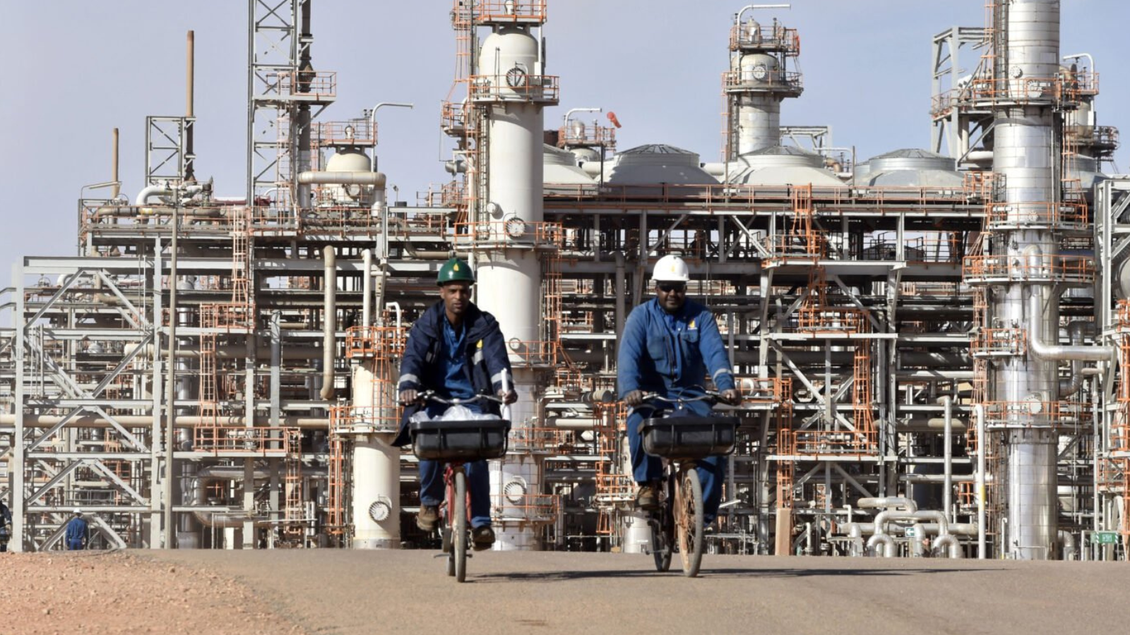 أنبوب مغلق وخسائر مفتوحة.. كيف تفقد الجزائر عائدات الغاز في ذروة الأسعار؟