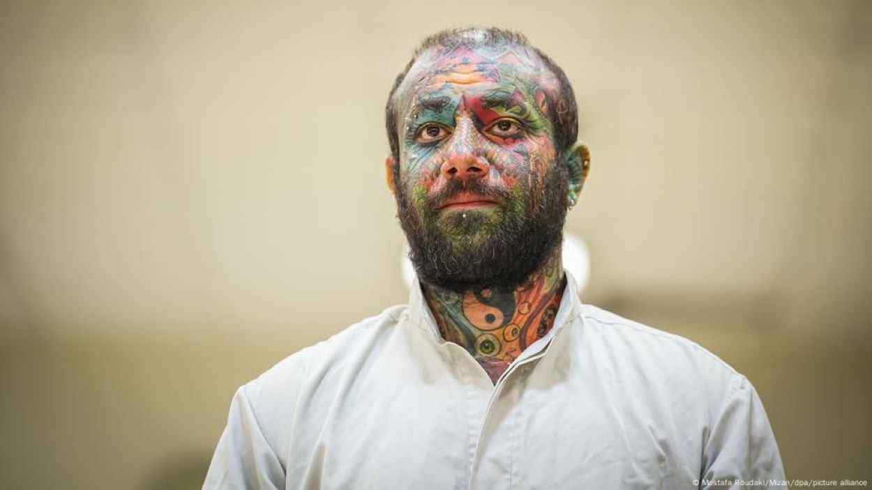 إيران تؤيد حكم الإعدام بحق مغني الراب الشهير "أمير تتلو" (صور)