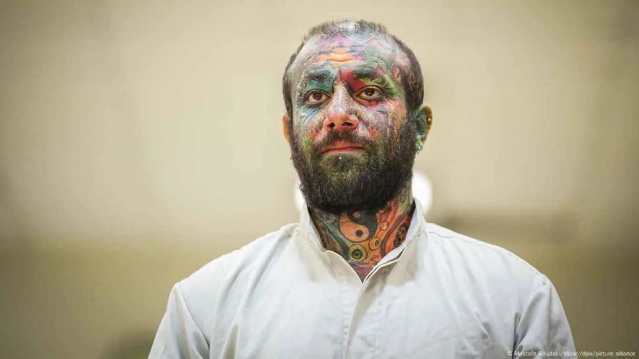 إيران تؤيد حكم الإعدام بحق مغني الراب الشهير "أمير تتلو" (صور)