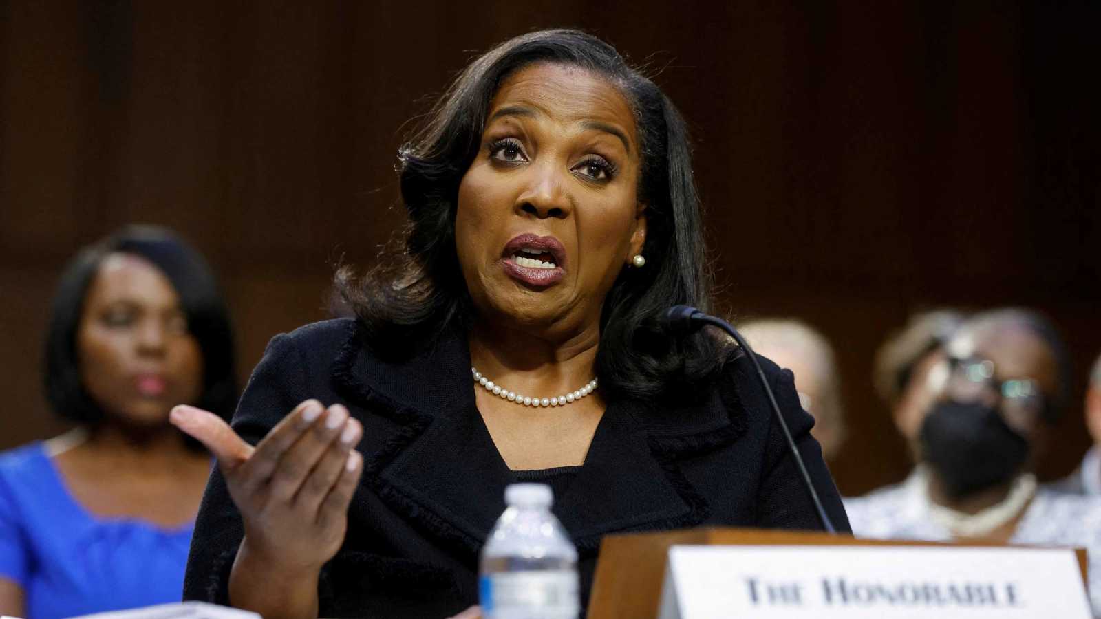 مذكرة من 8 صفحات.. مقرب من ترامب يكشف كواليس إقالة ليزا كوك