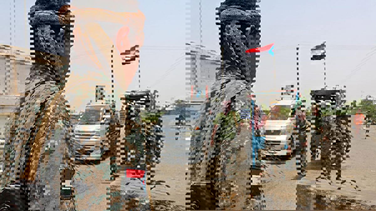 بينها إقالة محافظ شبوة "الإخواني".. ترقب لتغييرات هيكلية في اليمن