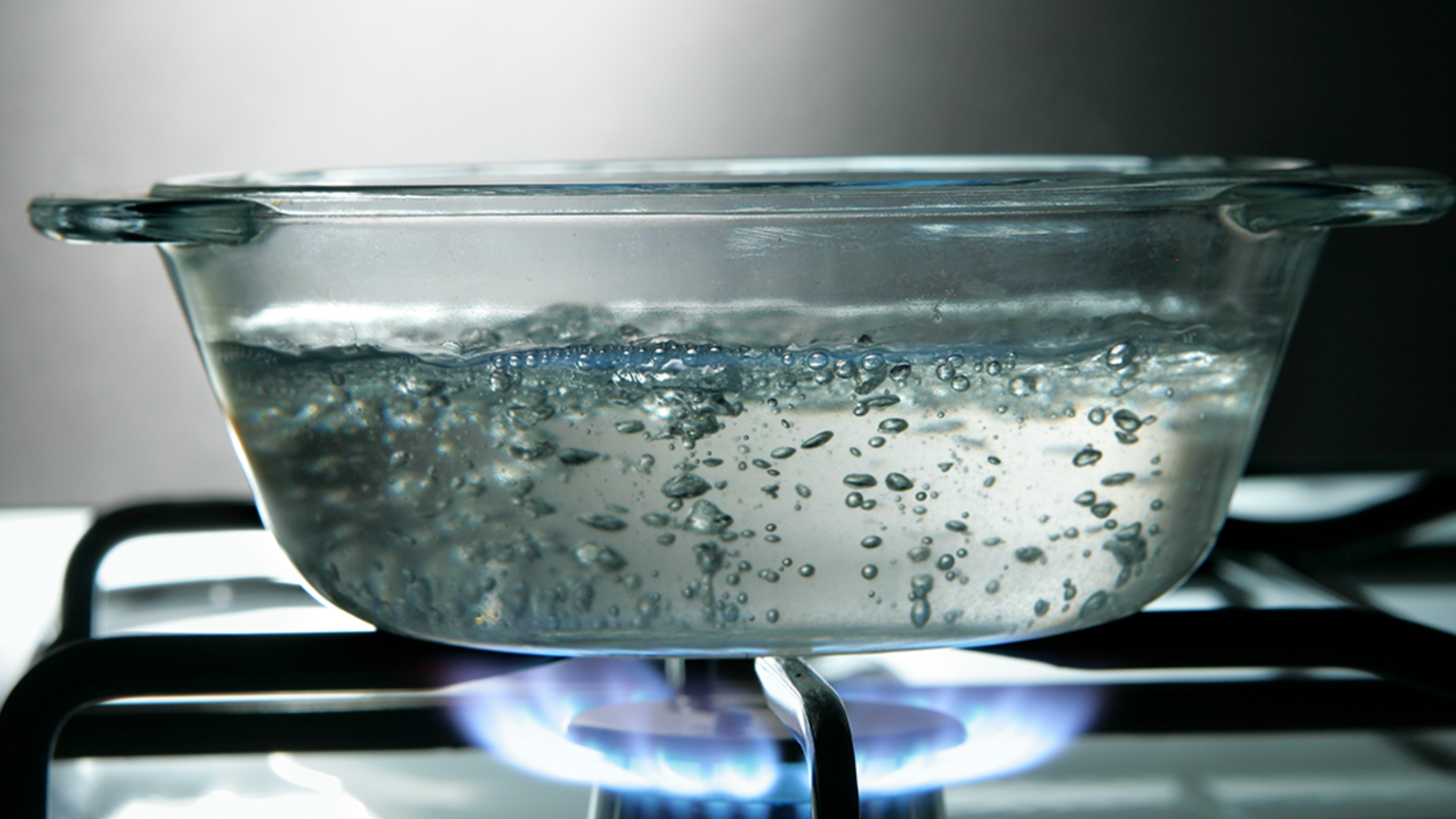 "إعادة غلي الماء".. بين الخرافة والحقيقة العلمية