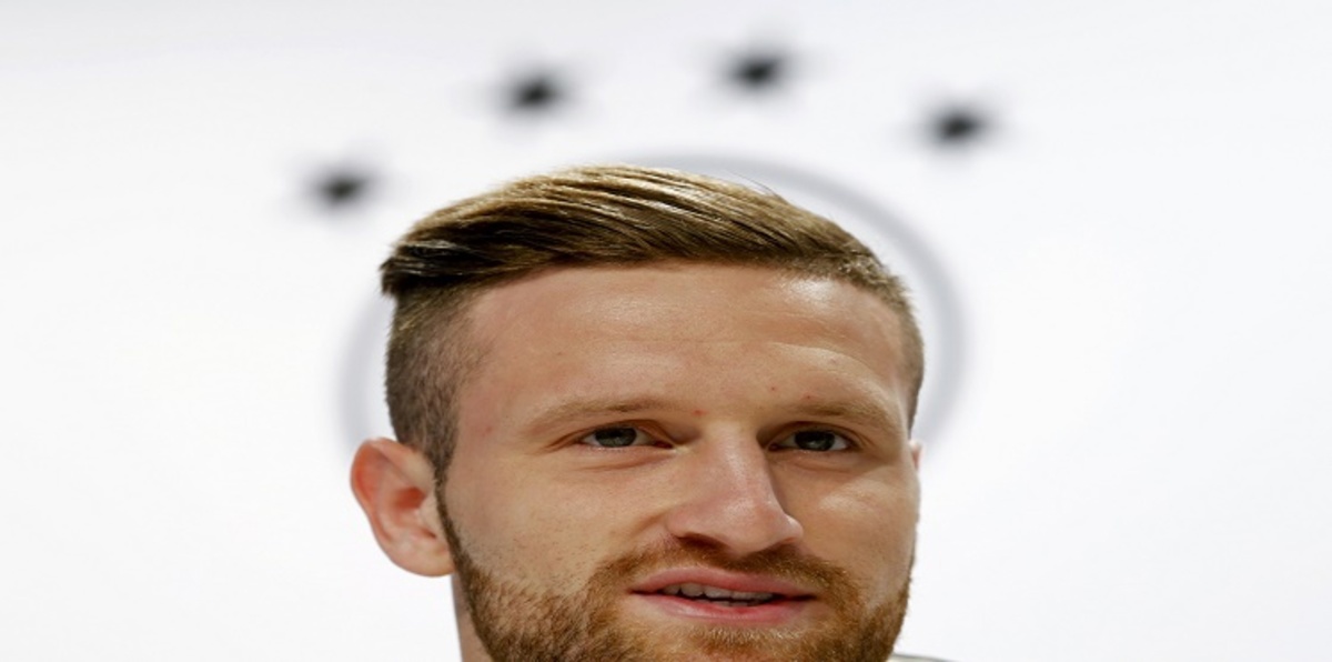 الألماني شكودرن موستافي يدافع عن المسلمين (صورة)