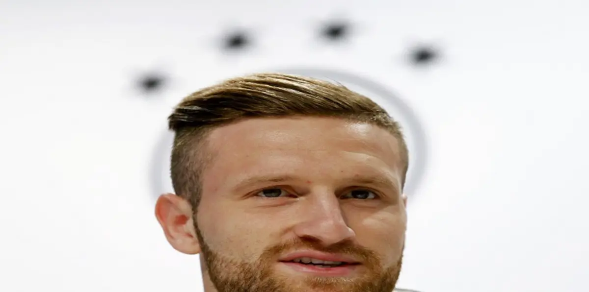 الألماني شكودرن موستافي يدافع عن المسلمين (صورة)