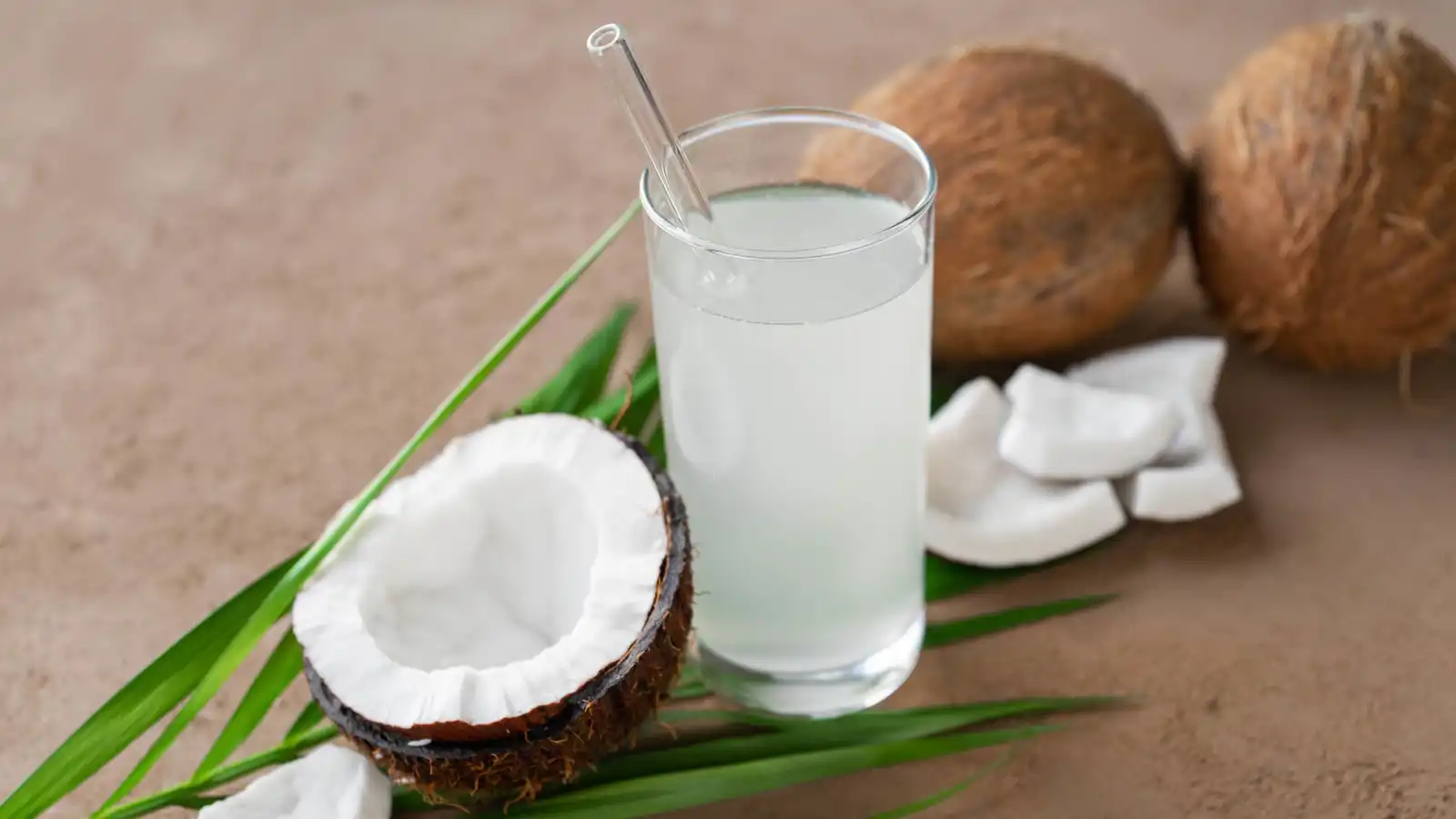 ماء جوز الهند أم حليبه.. ما الأفضل لترطيب الجسم؟