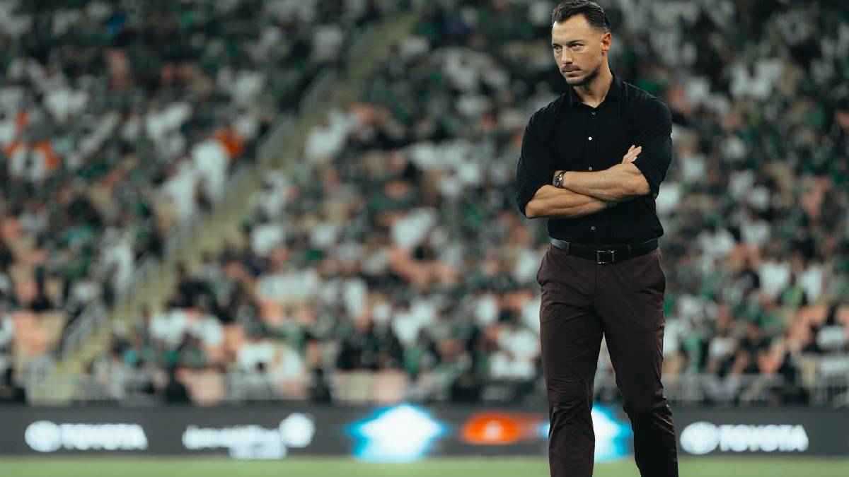 قرار تأديبي.. يايسله يفجر مفاجأة صادمة بشأن نجم الأهلي السعودي