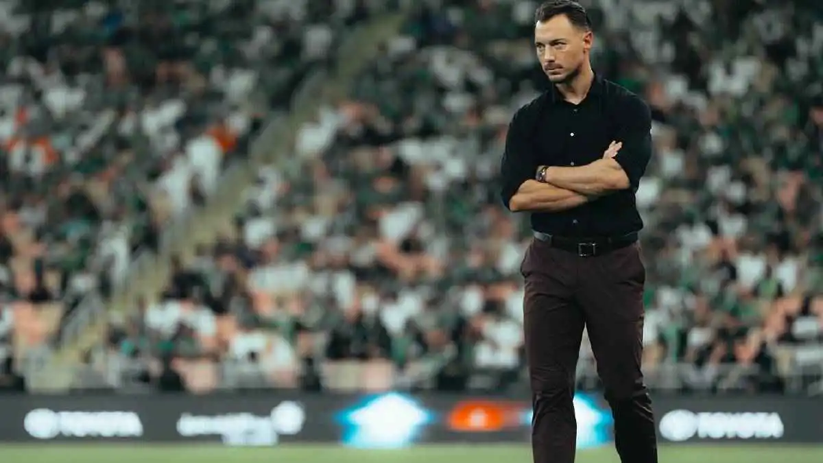 قرار تأديبي.. يايسله يفجر مفاجأة صادمة بشأن نجم الأهلي السعودي