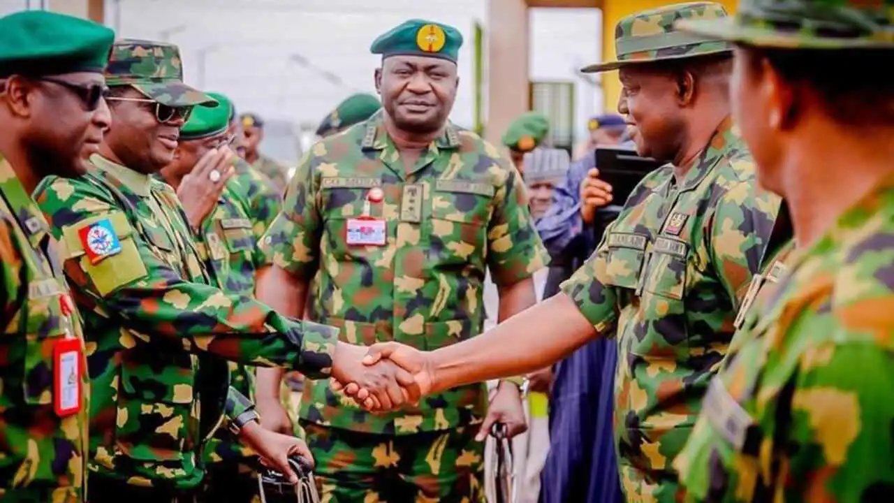 بعد أسابيع من إقالته.. عودة مفاجئة لرئيس الأركان النيجيري إلى منصب وزير الدفاع