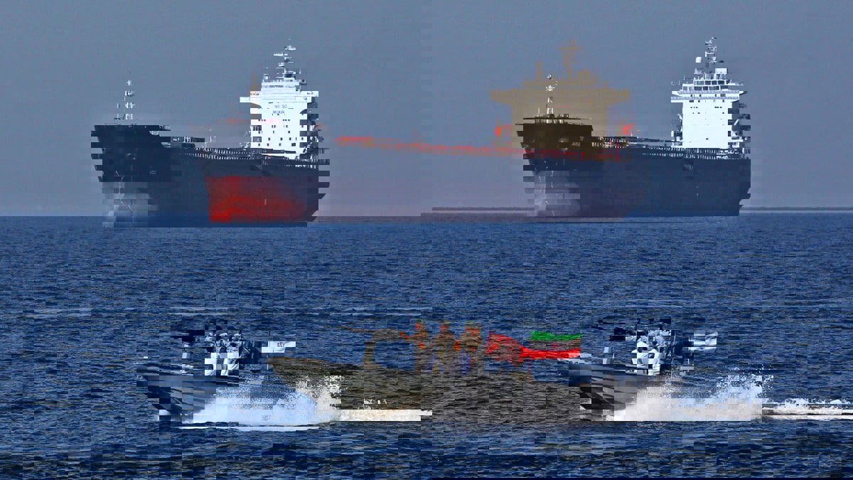 إيران تحتجز سفينة بتهمة تهريب 277 ألف لتر وقود في مياه الخليج