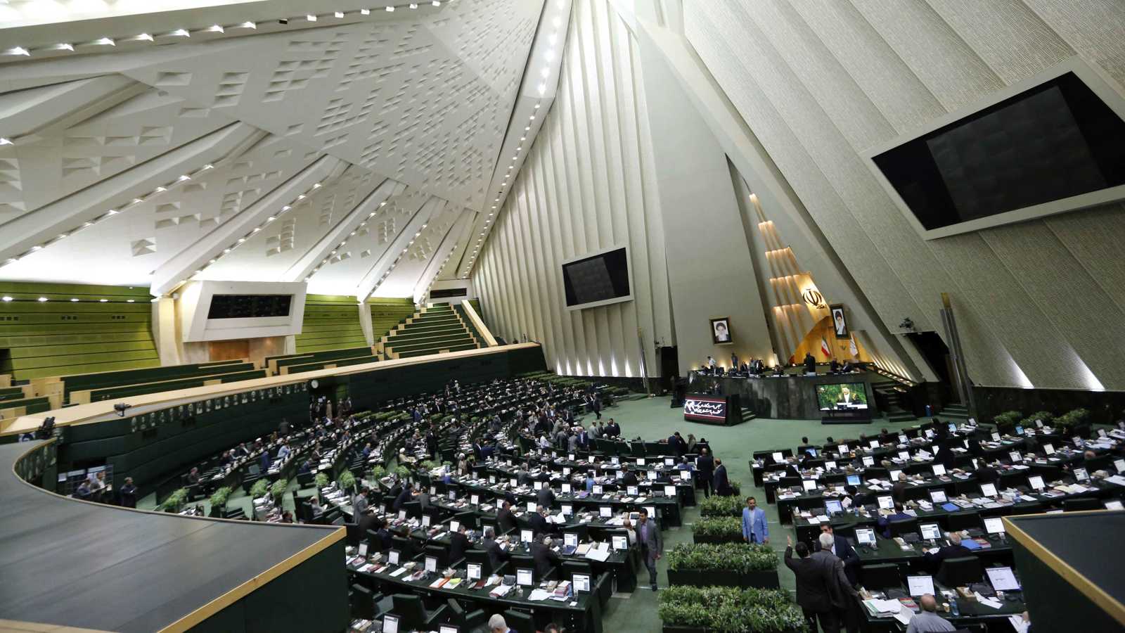 عقوبات تصل إلى الإعدام.. البرلمان الإيراني يقر تعديلات على قانون الجاسوسية