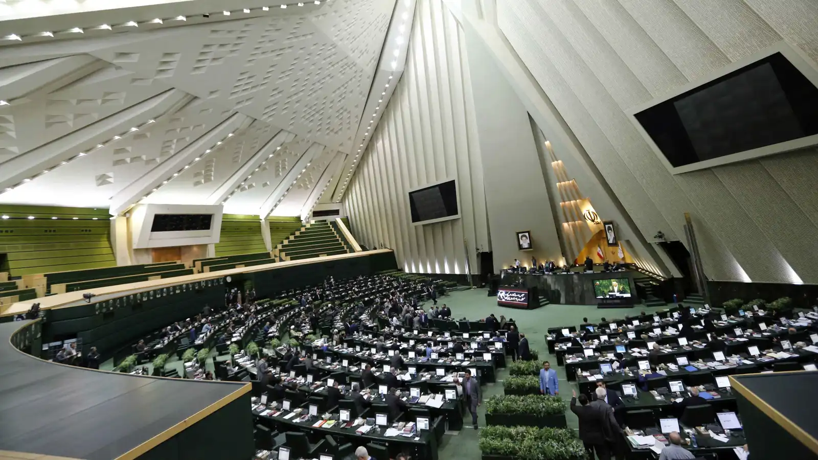 البرلمان الإيراني يبحث خلف "الأبواب المغلقة" خيارات الرد على "آلية الزناد"