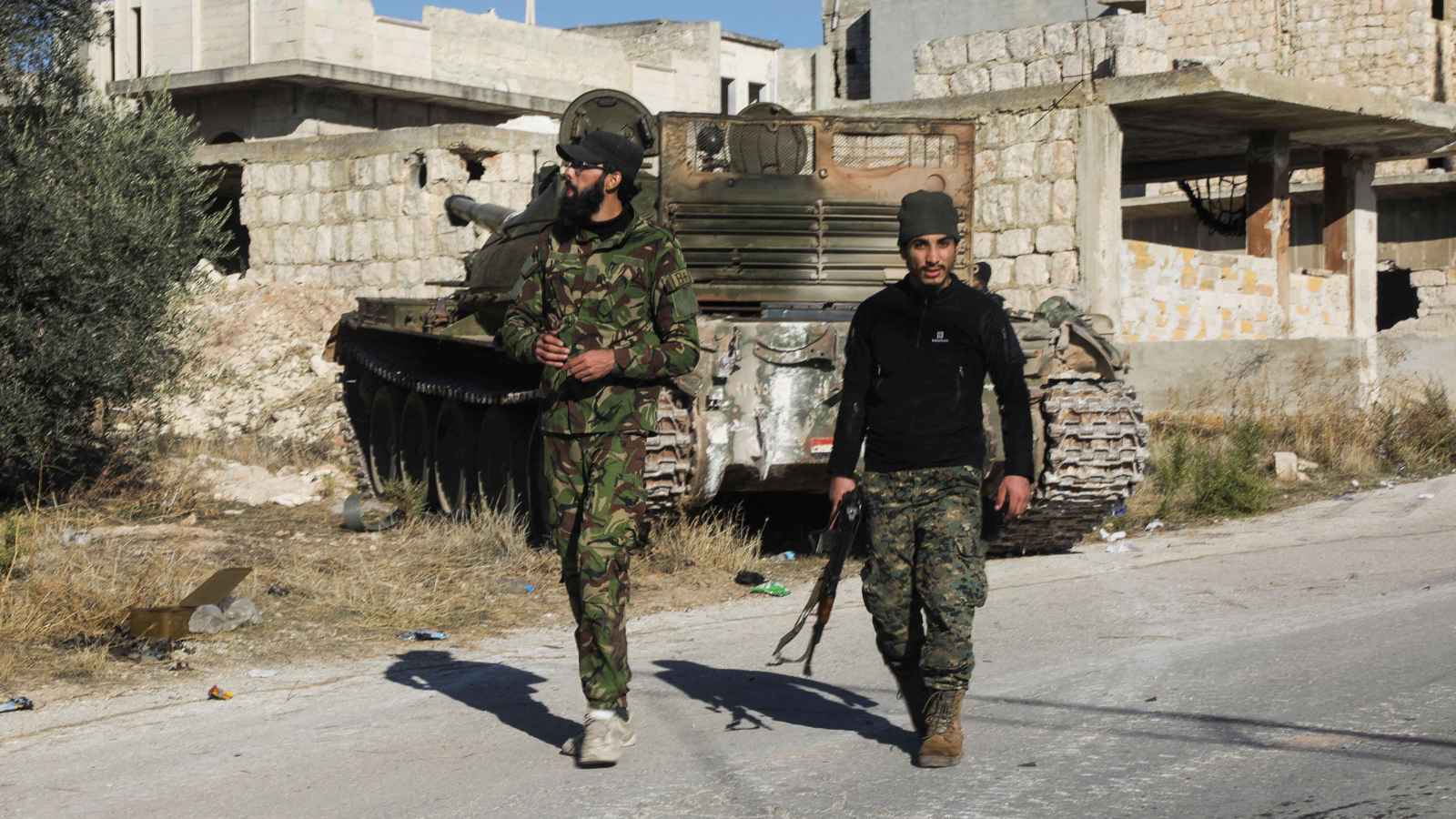 مئات المسلحين على الجبهة.. فصائل العراق تهدد بتأجيج معارك سوريا