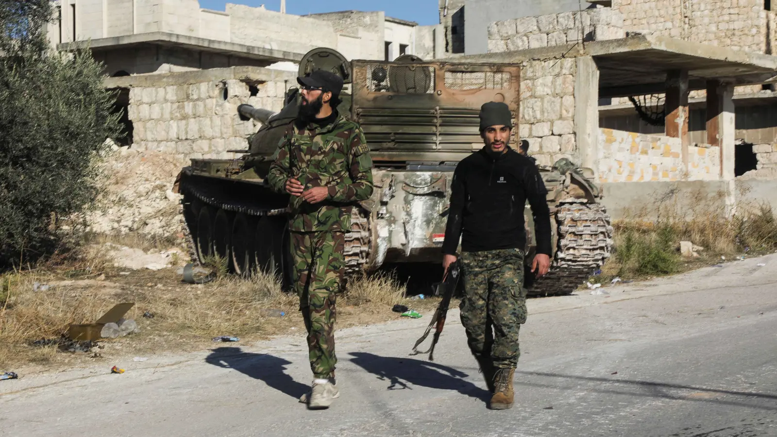 مئات المسلحين على الجبهة.. فصائل العراق تهدد بتأجيج معارك سوريا