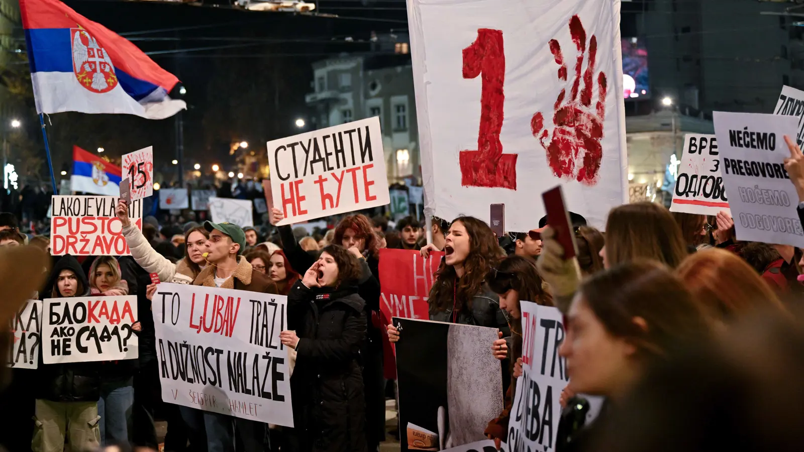 اتهموا الحكومة بالفساد.. عشرات آلاف الصربيين يتظاهرون في بلغراد